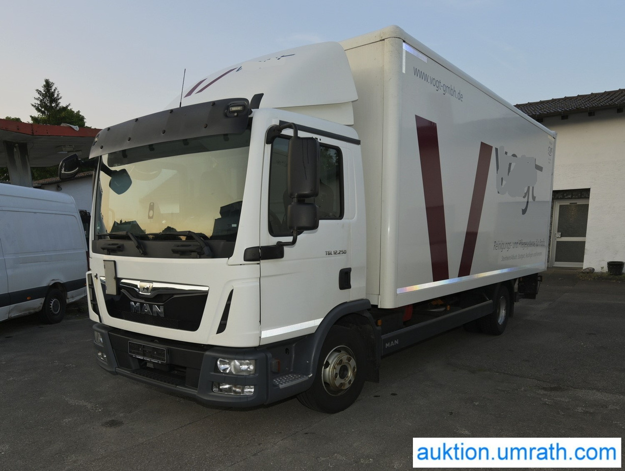 MAN TGL 12.250 4x2 L/BL Koffer Ladebordwand Klimaautomatik NAVI Luftfederung Automatikgetriebe EURO 6 - Caminhão furgão: foto 1 MAN TGL 12.250 4x2 L/BL Koffer Ladebordwand Klimaautomatik NAVI Luftfederung Automatikgetriebe EURO 6 - Caminhão furgão: foto 1