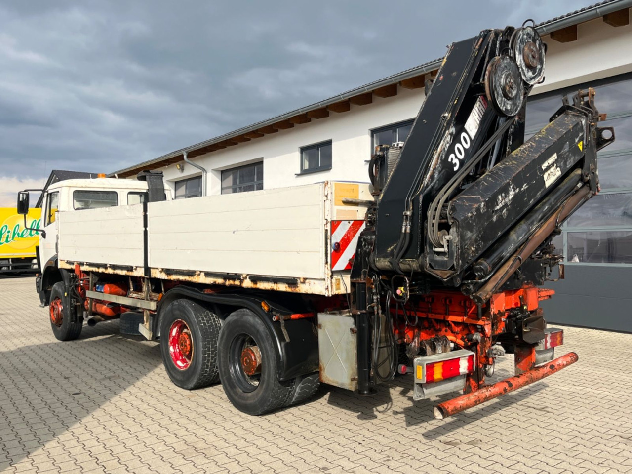 Mercedes-Benz SK 2635 6x4 V8 Pritsche mit HIAB 300-4 - Camião de caixa aberta/ Plataforma, Caminhão grua: foto 4 Mercedes-Benz SK 2635 6x4 V8 Pritsche mit HIAB 300-4 - Camião de caixa aberta/ Plataforma, Caminhão grua: foto 4