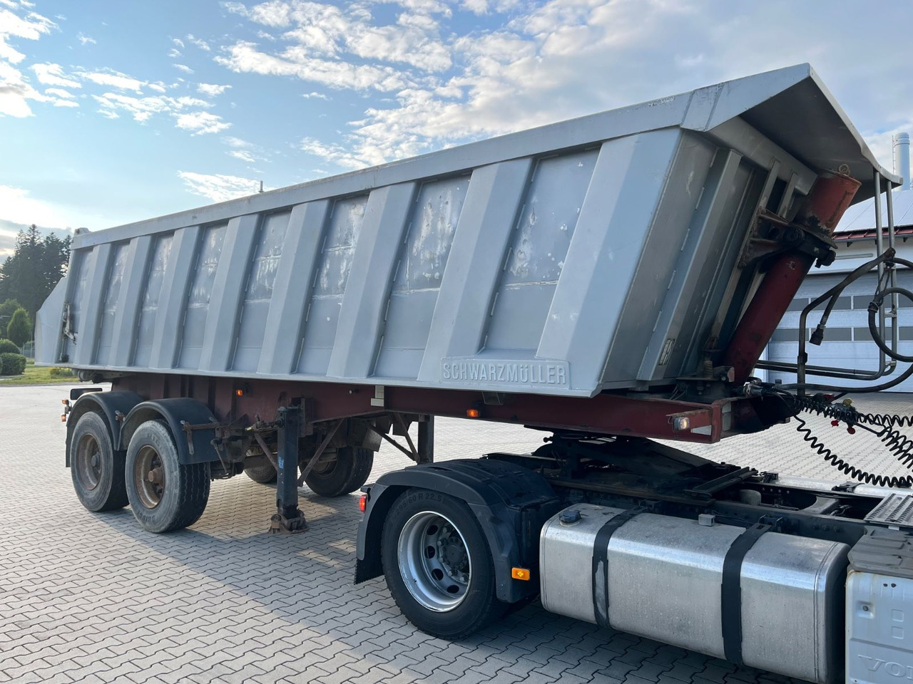 Schwarzmüller 2 Achs Alu Kippmulde Trommelbremse - Semireboque basculante: foto 1 Schwarzmüller 2 Achs Alu Kippmulde Trommelbremse - Semireboque basculante: foto 1