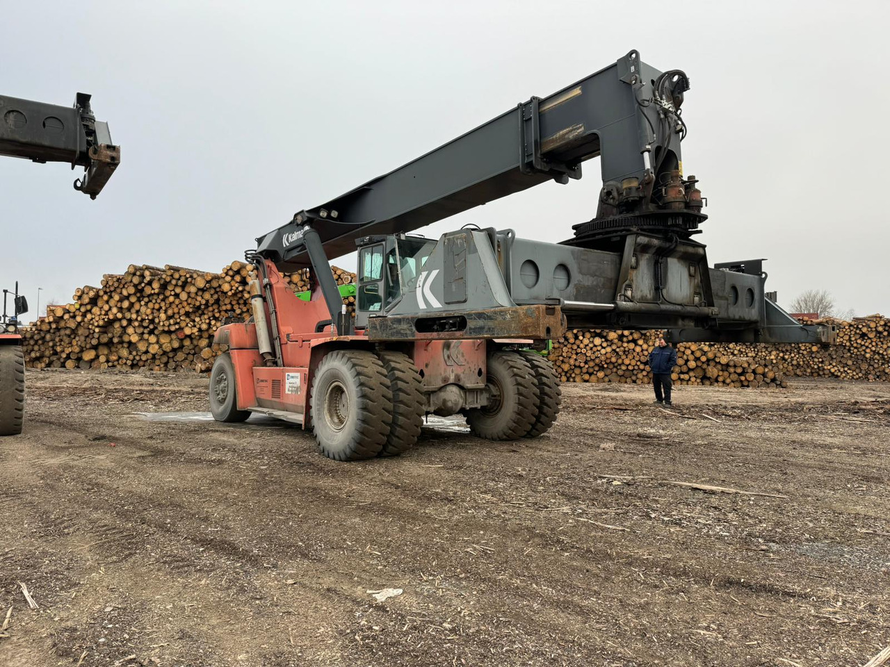 KALMAR DRF420-60S5 BJ: 2007 BStd: 32773h - Manipulador de contentor: foto 1 KALMAR DRF420-60S5 BJ: 2007 BStd: 32773h - Manipulador de contentor: foto 1