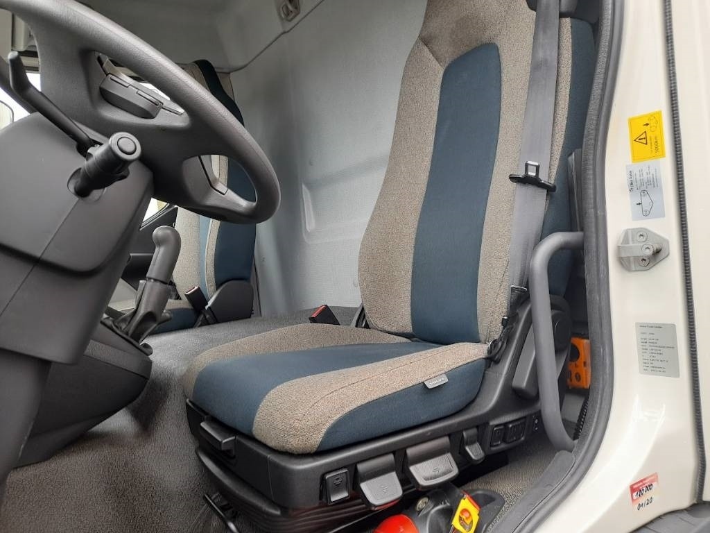 Caminhão frigorífico Volvo FL 210: foto 12