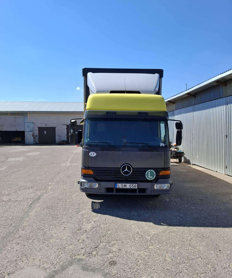 Mercedes-Benz 823 L - Caminhão com lona: foto 1 Mercedes-Benz 823 L - Caminhão com lona: foto 1