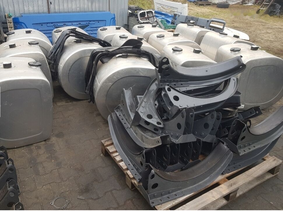 Volvo NEW COMPLETE TANK 285 DM3 22063854 Volvo - Tanque de combustível de Caminhão: foto 2 Volvo NEW COMPLETE TANK 285 DM3 22063854 Volvo - Tanque de combustível de Caminhão: foto 2