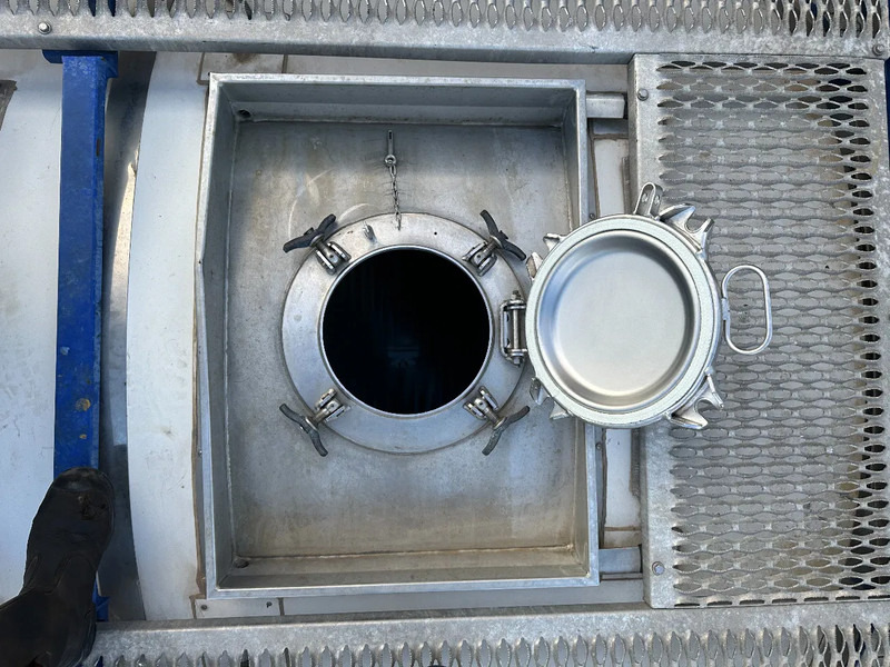 Depósito de armazenamento para transporte de produtos químicos CIMC 20FT ISO, 25.090L / 1-COMP / 3 BAFFELS / T12 / 4 manholes / ADR valid until 02/2027: foto 13 Depósito de armazenamento para transporte de produtos químicos CIMC 20FT ISO, 25.090L / 1-COMP / 3 BAFFELS / T12 / 4 manholes / ADR valid until 02/2027: foto 13