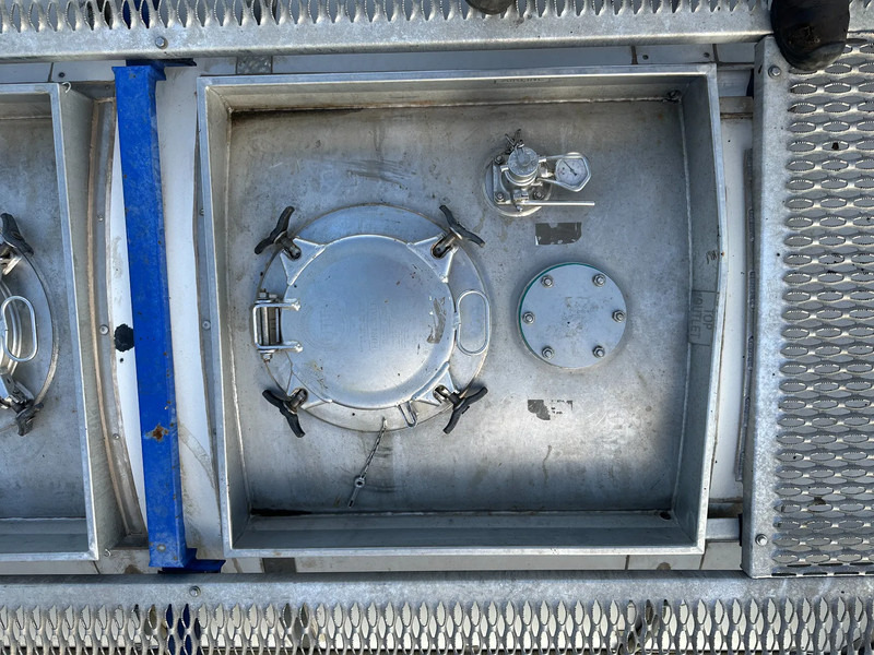 Depósito de armazenamento para transporte de produtos químicos CIMC 20FT ISO, 25.090L / 1-COMP / 3 BAFFELS / T12 / 4 manholes / ADR valid until 02/2027: foto 16 Depósito de armazenamento para transporte de produtos químicos CIMC 20FT ISO, 25.090L / 1-COMP / 3 BAFFELS / T12 / 4 manholes / ADR valid until 02/2027: foto 16