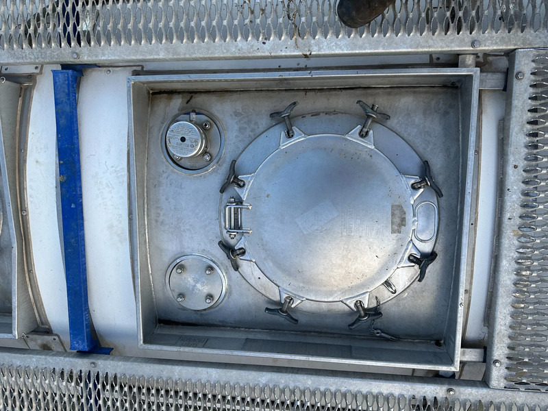 Depósito de armazenamento para transporte de produtos químicos CIMC 20FT ISO, 25.090L / 1-COMP / 3 BAFFELS / T12 / 4 manholes / ADR valid until 02/2027: foto 15 Depósito de armazenamento para transporte de produtos químicos CIMC 20FT ISO, 25.090L / 1-COMP / 3 BAFFELS / T12 / 4 manholes / ADR valid until 02/2027: foto 15