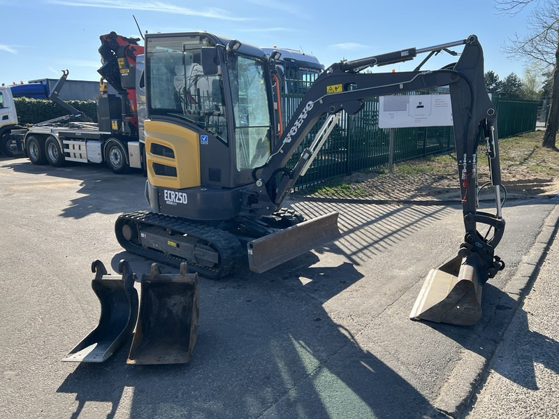 Volvo ECR25D 3 BAKKEN - 635 UREN - SLOOP + SORTEERFUNCTIE - EXTRA HYDR. LEIDINGEN - Mini escavadeira: foto 1 Volvo ECR25D 3 BAKKEN - 635 UREN - SLOOP + SORTEERFUNCTIE - EXTRA HYDR. LEIDINGEN - Mini escavadeira: foto 1
