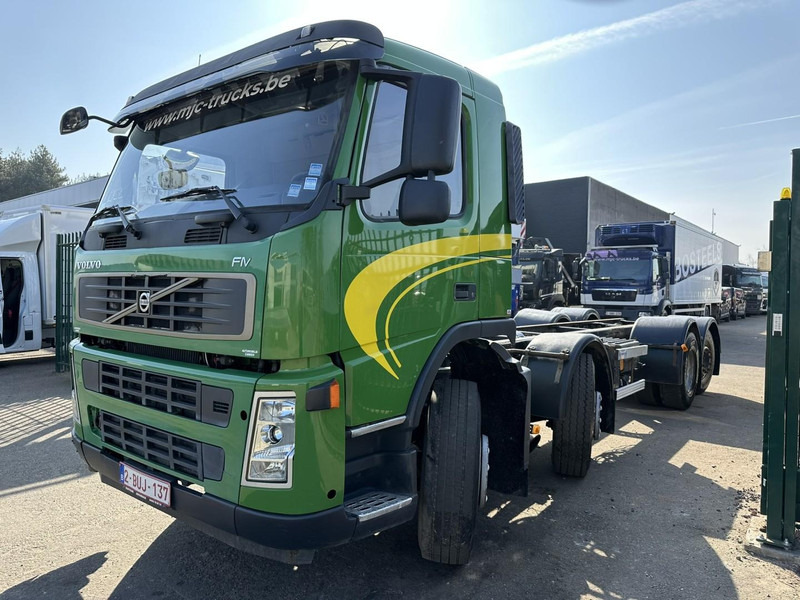 Volvo FM 340 8x2 CHASSIS (7m35) - LIFT+STEERING AXLE - MANUAL GEARBOX - EURO 3 - TÜV 05/2025 - BE TRUCK - Caminhão chassi: foto 4 Volvo FM 340 8x2 CHASSIS (7m35) - LIFT+STEERING AXLE - MANUAL GEARBOX - EURO 3 - TÜV 05/2025 - BE TRUCK - Caminhão chassi: foto 4