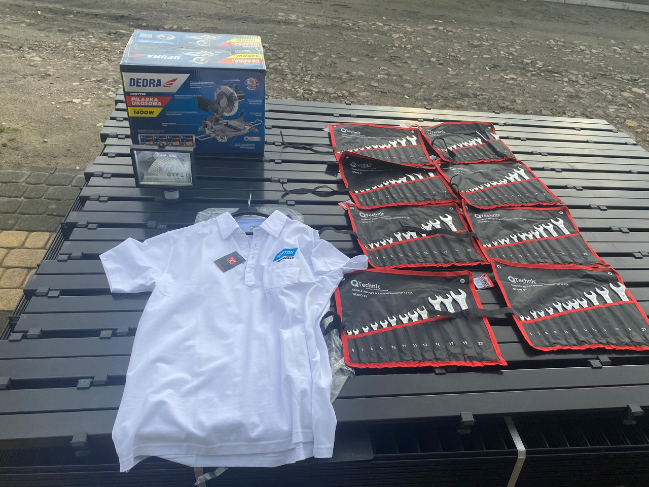 Norton, Dedra ukośnica, zestaw kluczy, lampa z czujnikiem, koszulka Polo - Ferramenta/ Equipamento: foto 1 Norton, Dedra ukośnica, zestaw kluczy, lampa z czujnikiem, koszulka Polo - Ferramenta/ Equipamento: foto 1