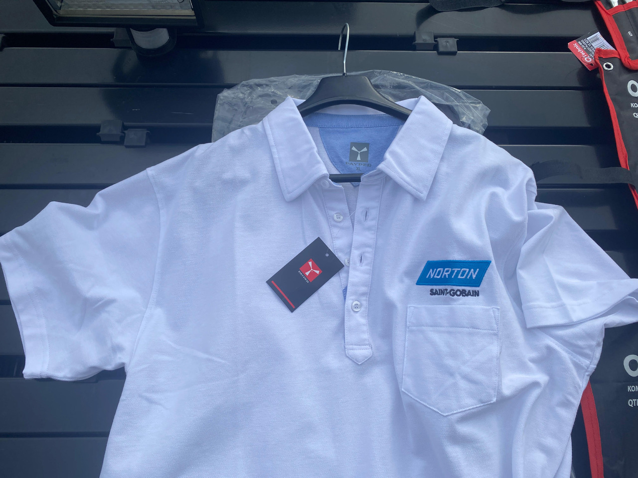 Norton, Dedra ukośnica, zestaw kluczy, lampa z czujnikiem, koszulka Polo - Ferramenta/ Equipamento: foto 4 Norton, Dedra ukośnica, zestaw kluczy, lampa z czujnikiem, koszulka Polo - Ferramenta/ Equipamento: foto 4