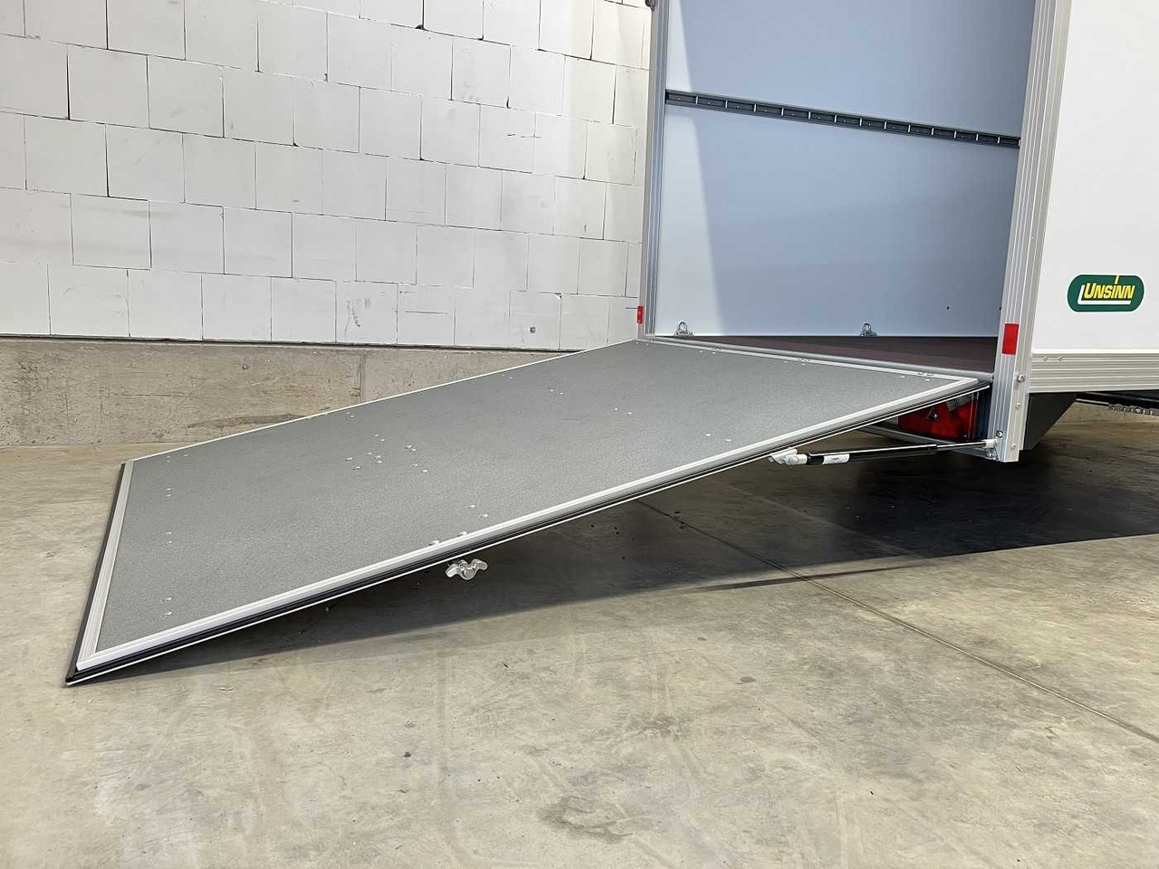 UNSINN UKU 421719-26-14 Rampe Tür Kofferanhänger - Reboque furgão: foto 5 UNSINN UKU 421719-26-14 Rampe Tür Kofferanhänger - Reboque furgão: foto 5