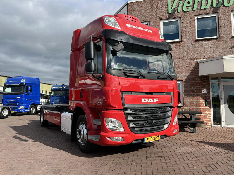 DAF CF 290 4X2 EURO6 SPACECAB RENOVA / VANGMUIL / LAADKLEP / TOP STAAT - Caminhão transportador de contêineres/ Caixa móvel: foto 1 DAF CF 290 4X2 EURO6 SPACECAB RENOVA / VANGMUIL / LAADKLEP / TOP STAAT - Caminhão transportador de contêineres/ Caixa móvel: foto 1