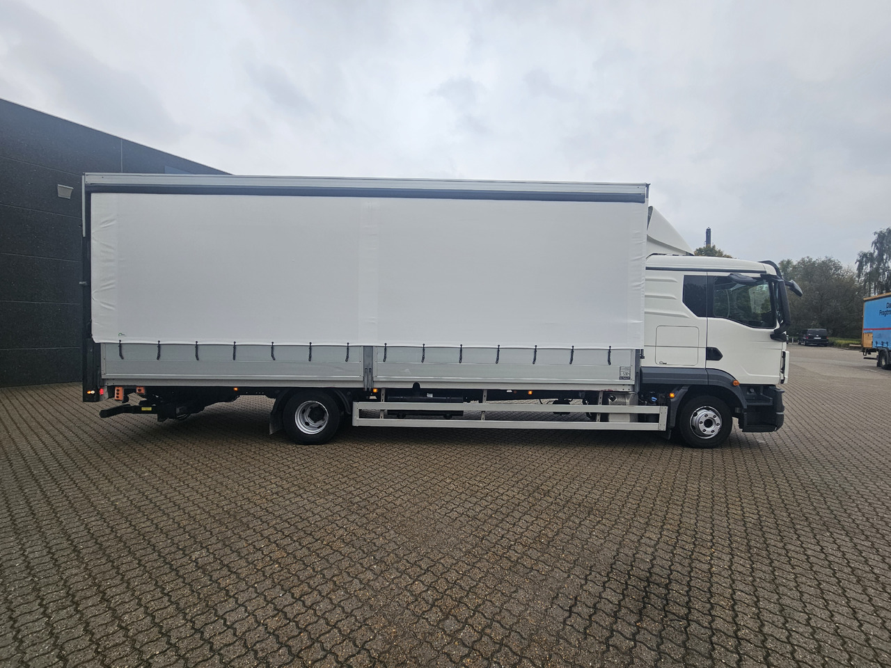 Caminhão com lona MAN TGL 12.250: foto 9