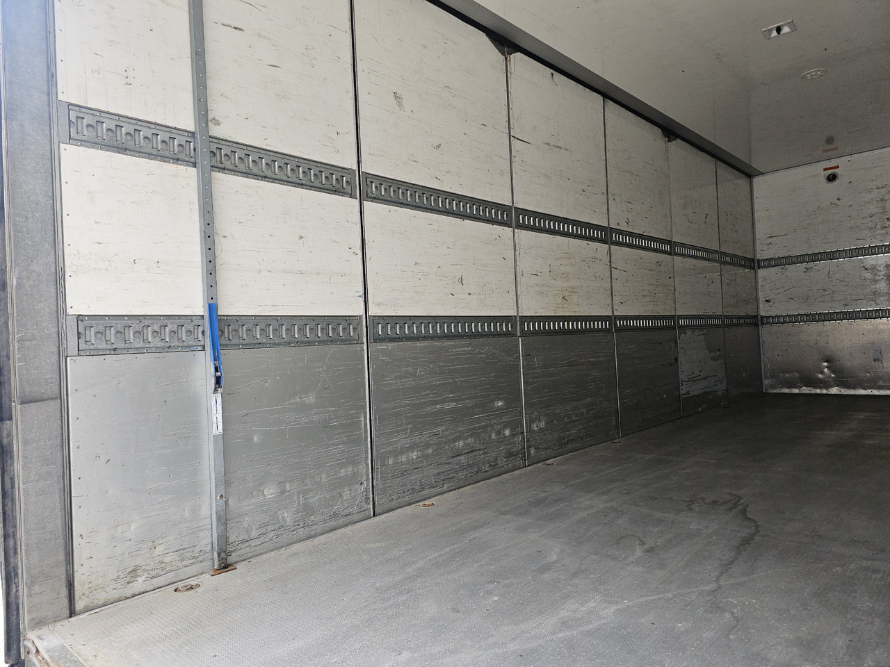 Caminhão furgão Volvo FM340: foto 13