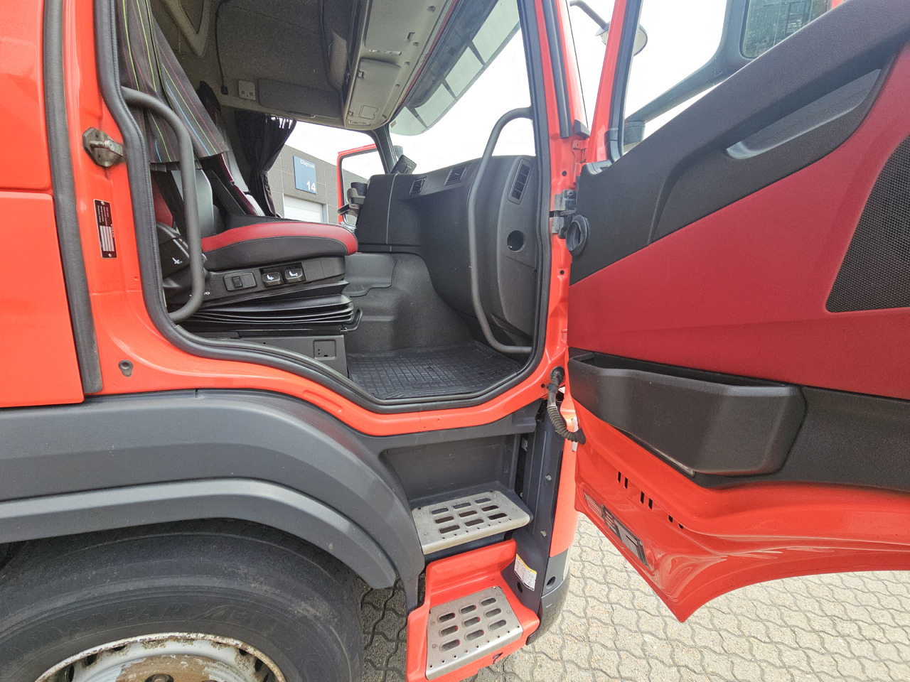 Caminhão furgão Volvo FM340: foto 15