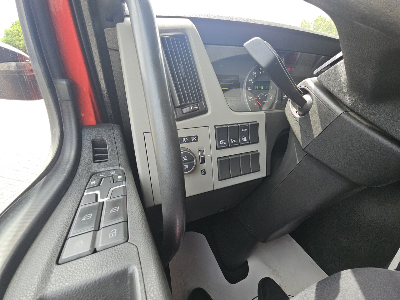 Caminhão furgão Volvo FM340: foto 25