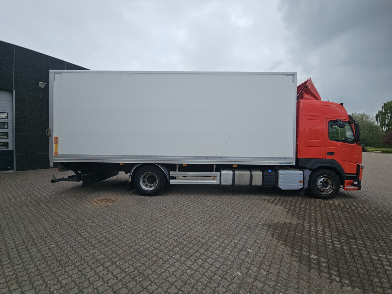 Caminhão furgão Volvo FM340: foto 14