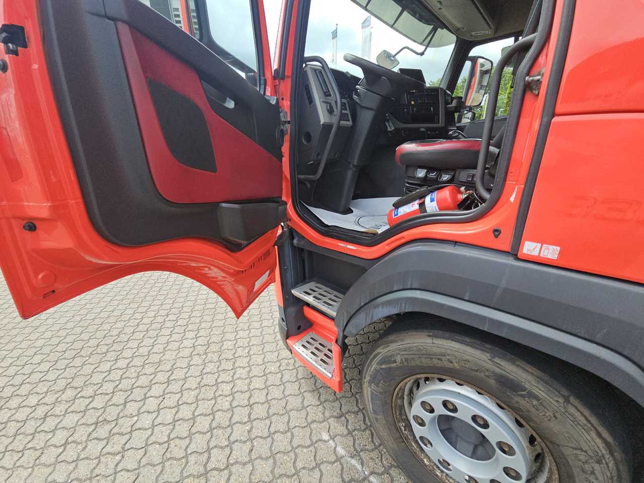 Caminhão furgão Volvo FM340: foto 11