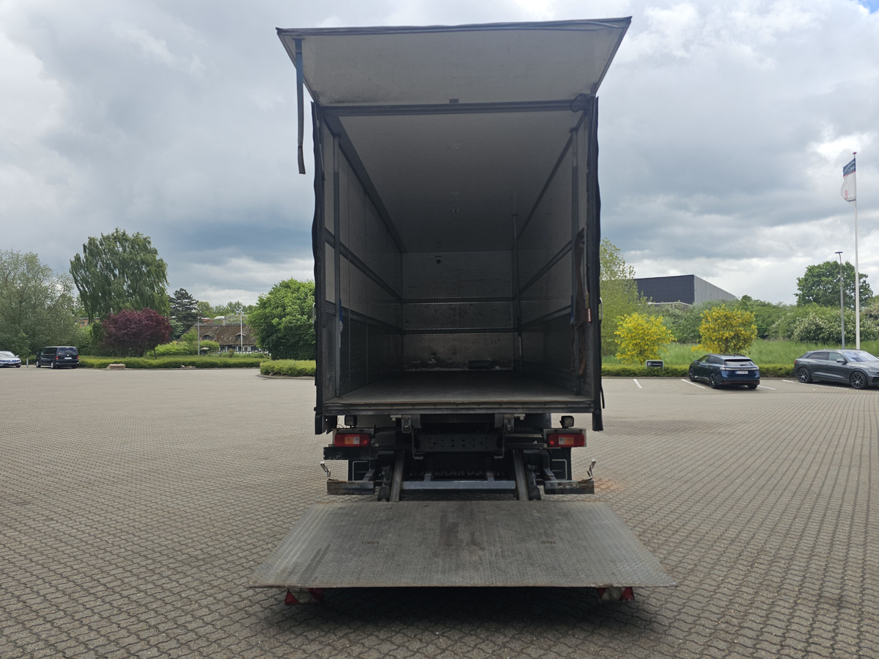 Caminhão furgão Volvo FM340: foto 8