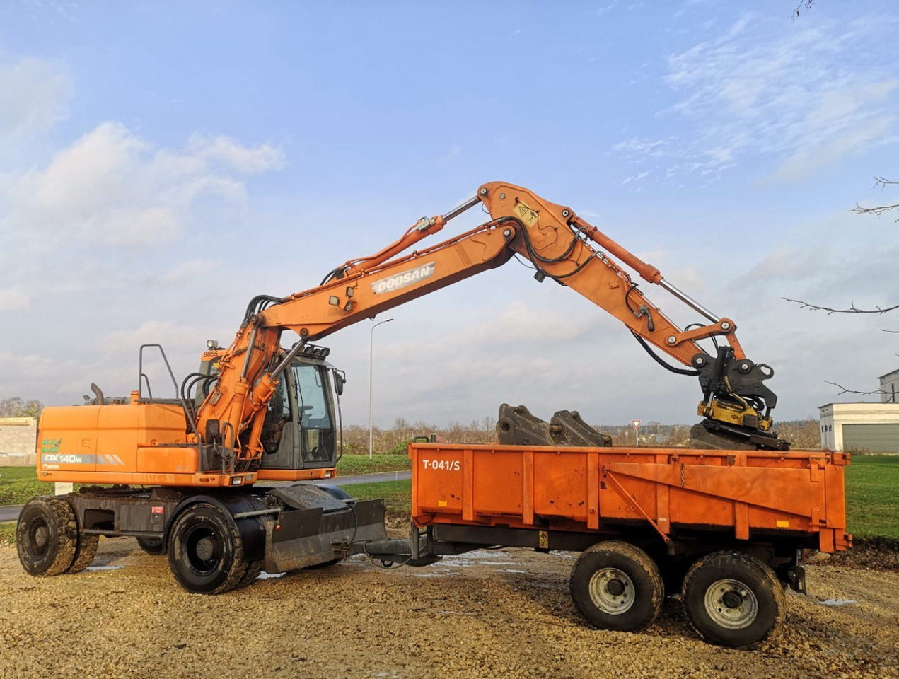Doosan DX 140 - Escavadeira de rodas: foto 1 Doosan DX 140 - Escavadeira de rodas: foto 1