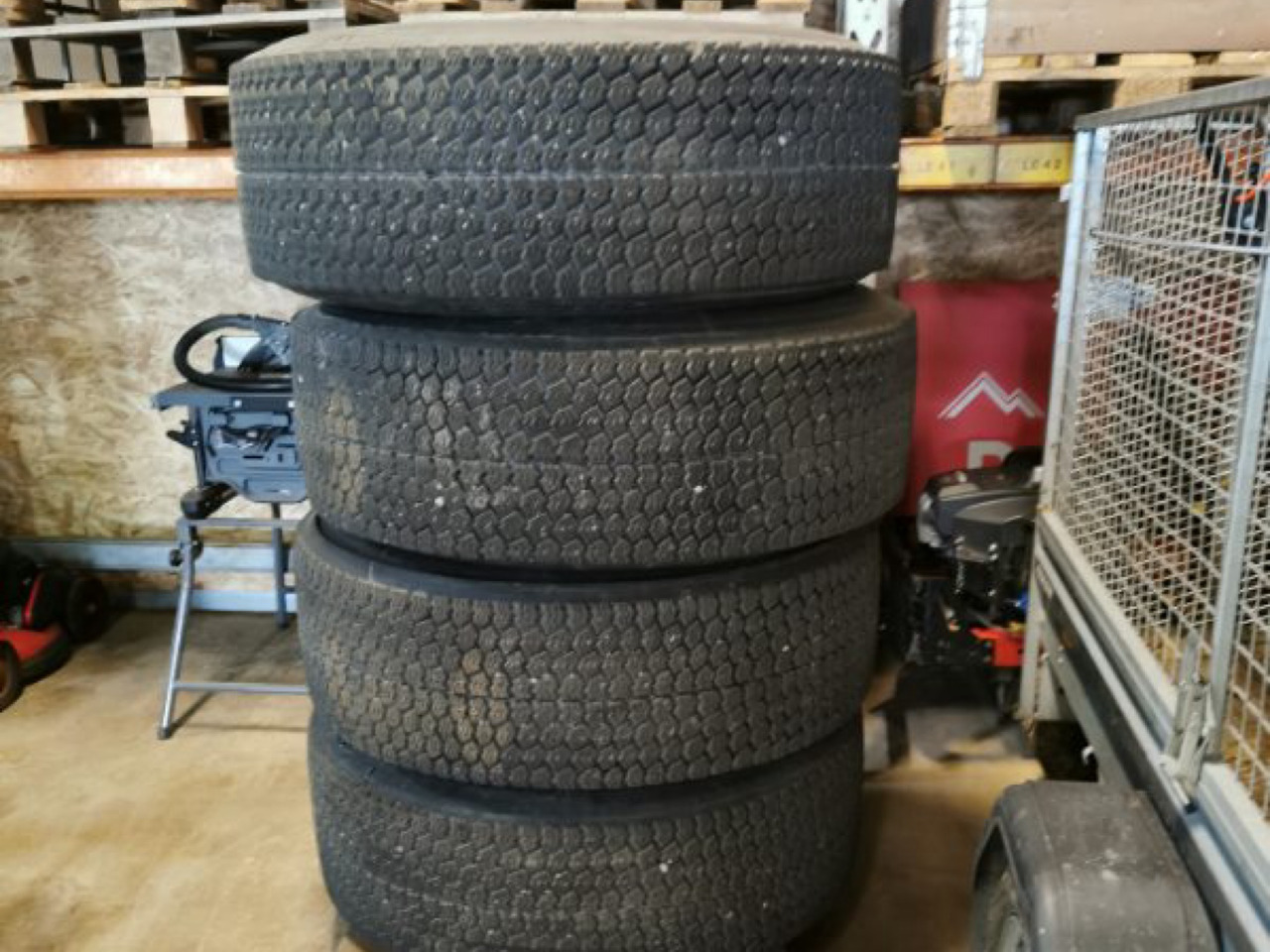Michelin 385/65R22.5 - Pneu de Máquina de construção: foto 1 Michelin 385/65R22.5 - Pneu de Máquina de construção: foto 1