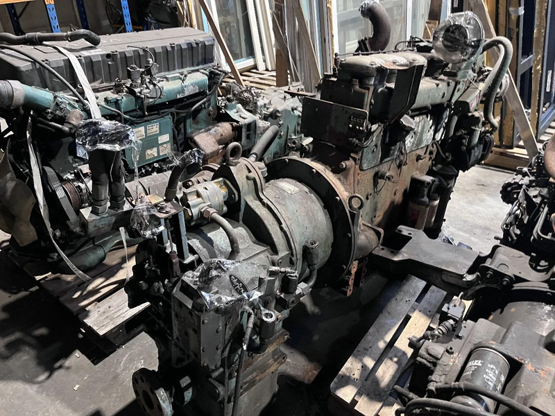 Volvo D100 met scheepskoppeling - Motor: foto 4 Volvo D100 met scheepskoppeling - Motor: foto 4