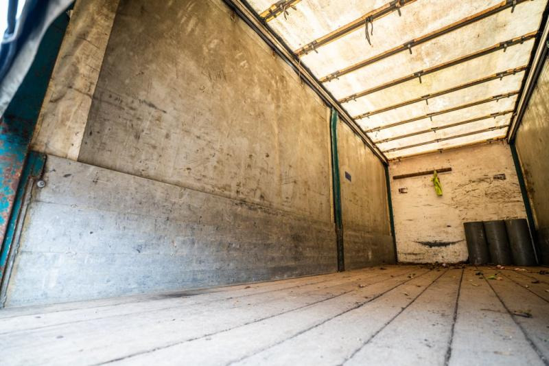 Caminhão com lona Mercedes ATEGO 917 L: foto 10 Caminhão com lona Mercedes ATEGO 917 L: foto 10