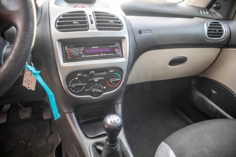 Automóvel Peugeot 206 SW: foto 9