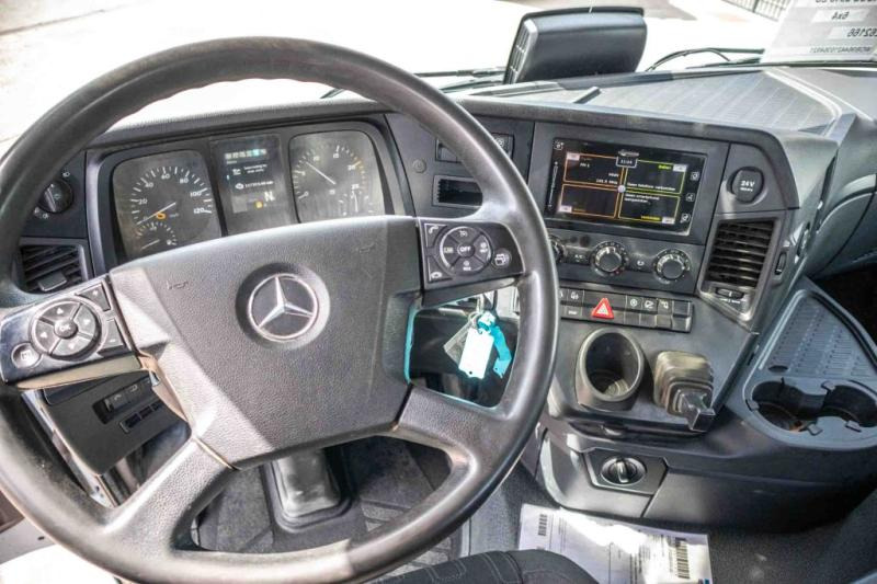 Fotografia de interior 2: Tractor Mercedes AROCS 2648 LS - 6x4