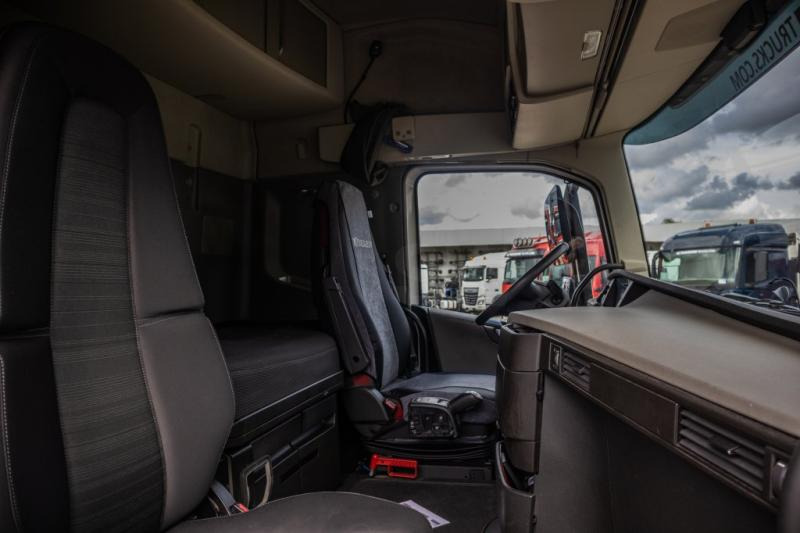 Fotografia de interior 1: Tractor Volvo FH 420