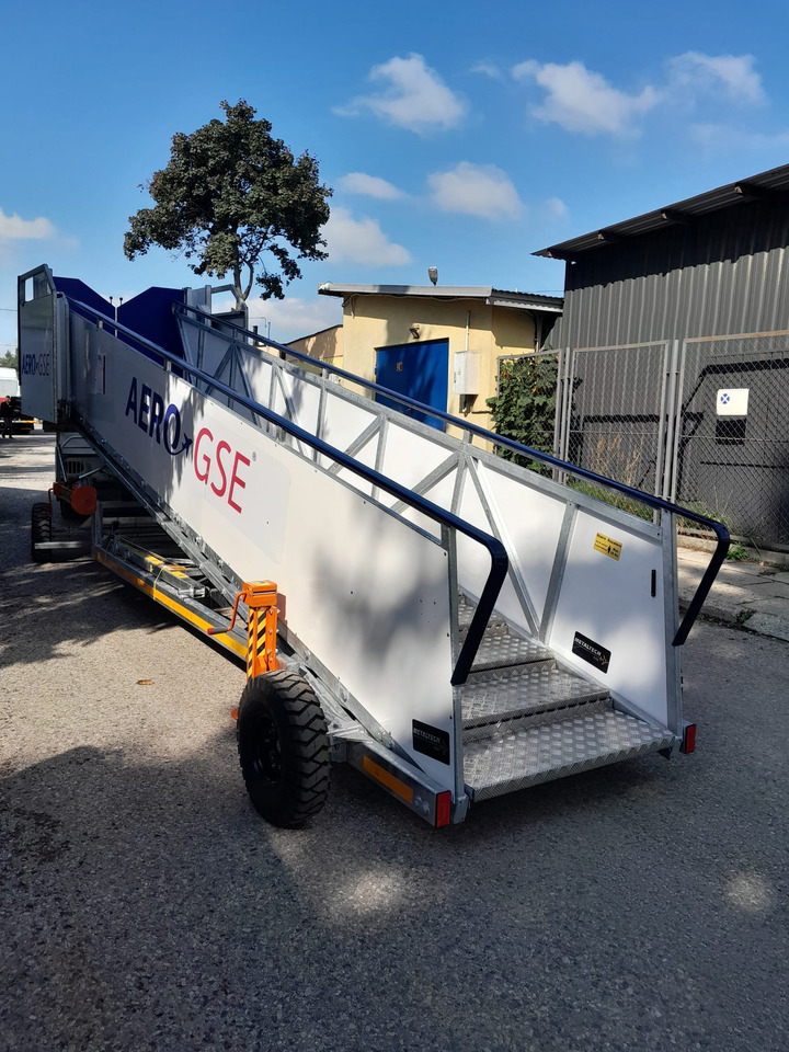 AERO-GSE stairs Towable stairs with the pedestrian movement ( 2,4-3,8m) - Escada de passageiros: foto 2 AERO-GSE stairs Towable stairs with the pedestrian movement ( 2,4-3,8m) - Escada de passageiros: foto 2