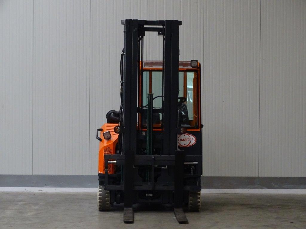 Combilift C2500CB - TRIPLEX - Empilhador de 4 vias: foto 3 Combilift C2500CB - TRIPLEX - Empilhador de 4 vias: foto 3