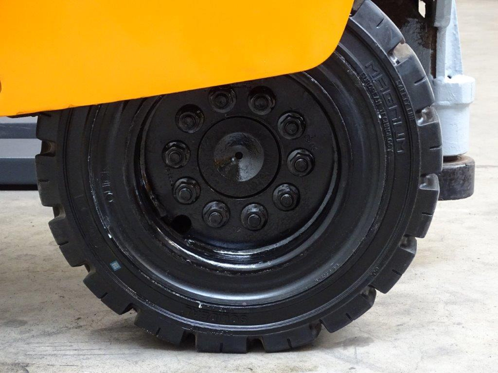 Hubtex DQ45-G - TRAVERSE - Empilhador de 4 vias: foto 2 Hubtex DQ45-G - TRAVERSE - Empilhador de 4 vias: foto 2