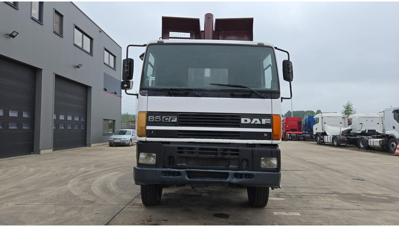DAF 85 CF 340 (EURO 2 / MANUAL PUMP / STEEL SUSP. / POSSIBLE AS CHASSIS / 8X4) - Caminhão basculante: foto 2 DAF 85 CF 340 (EURO 2 / MANUAL PUMP / STEEL SUSP. / POSSIBLE AS CHASSIS / 8X4) - Caminhão basculante: foto 2