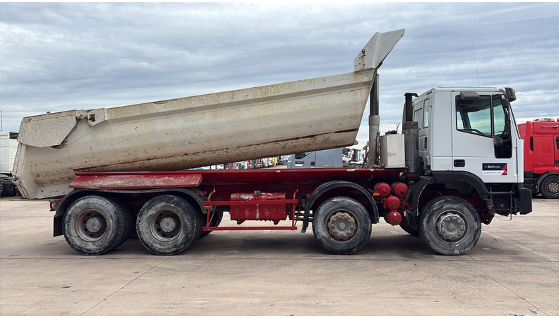 Iveco EUROTRAKKER 320 E 35 (GRAND PONT / LAMES / POMPE MANUELLE / 8X4 / CURSOR 8) - Caminhão basculante: foto 4 Iveco EUROTRAKKER 320 E 35 (GRAND PONT / LAMES / POMPE MANUELLE / 8X4 / CURSOR 8) - Caminhão basculante: foto 4