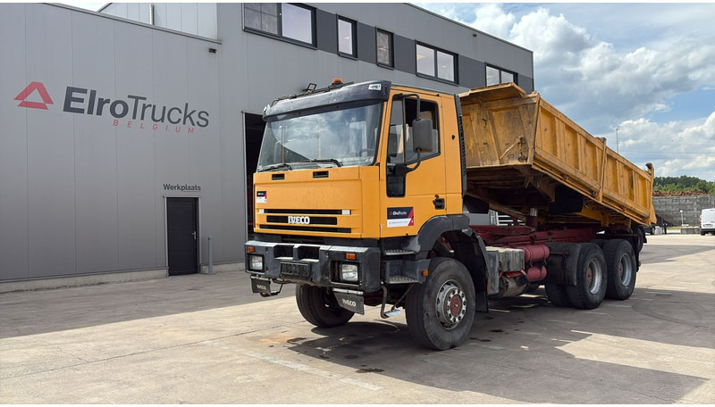 Iveco Eurotrakker 260 E 34 (POMPE MANUELLE / 6X6 / LAMES / GRAND PONT / STEEL SUSP. / MANUAL PUMP) - Caminhão basculante: foto 1 Iveco Eurotrakker 260 E 34 (POMPE MANUELLE / 6X6 / LAMES / GRAND PONT / STEEL SUSP. / MANUAL PUMP) - Caminhão basculante: foto 1