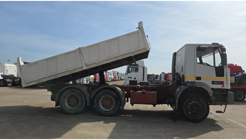Iveco Eurotrakker 260 E 37 (POMPE MANUELLE / MANUAL PUMP / BOITE MANUELLE / GRAND PONT / LAMES) - Caminhão basculante: foto 4 Iveco Eurotrakker 260 E 37 (POMPE MANUELLE / MANUAL PUMP / BOITE MANUELLE / GRAND PONT / LAMES) - Caminhão basculante: foto 4