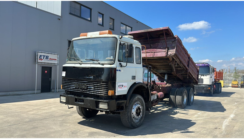 Iveco MAGIRUS 260 - 34 (LIVRAISON GRATUITE AU PORT D'ANVERS / POMPE MANUELLE) - Caminhão basculante: foto 1 Iveco MAGIRUS 260 - 34 (LIVRAISON GRATUITE AU PORT D'ANVERS / POMPE MANUELLE) - Caminhão basculante: foto 1