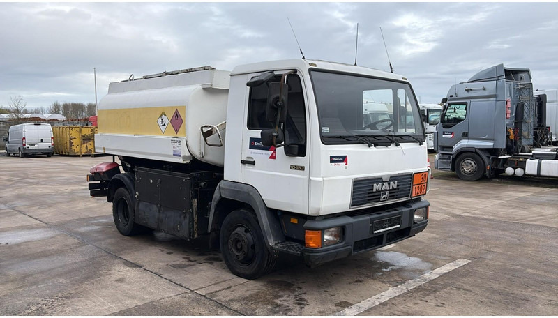 MAN 10.153 (7500L / FULL STEEL / LAMES / BOITE MANUELLE / MANUAL GEARBOX) - Caminhão tanque: foto 2 MAN 10.153 (7500L / FULL STEEL / LAMES / BOITE MANUELLE / MANUAL GEARBOX) - Caminhão tanque: foto 2