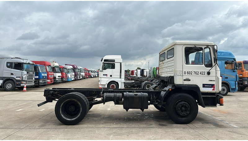 MAN 18.232 (MANUAL PUMP / 6 CYLINDER / POMPE MANUELLE / LAMES / STEEL SUSPENSION) - Caminhão chassi: foto 3 MAN 18.232 (MANUAL PUMP / 6 CYLINDER / POMPE MANUELLE / LAMES / STEEL SUSPENSION) - Caminhão chassi: foto 3