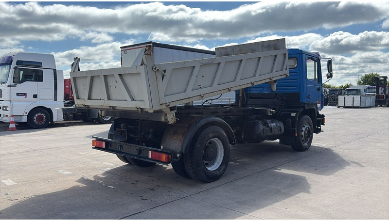 MAN 19.322 (MANUAL PUMP / STEEL SUSP. / LAMES / POMPE MANUELLE / BIG AXLE / GRAND PONT) - Caminhão basculante: foto 5 MAN 19.322 (MANUAL PUMP / STEEL SUSP. / LAMES / POMPE MANUELLE / BIG AXLE / GRAND PONT) - Caminhão basculante: foto 5