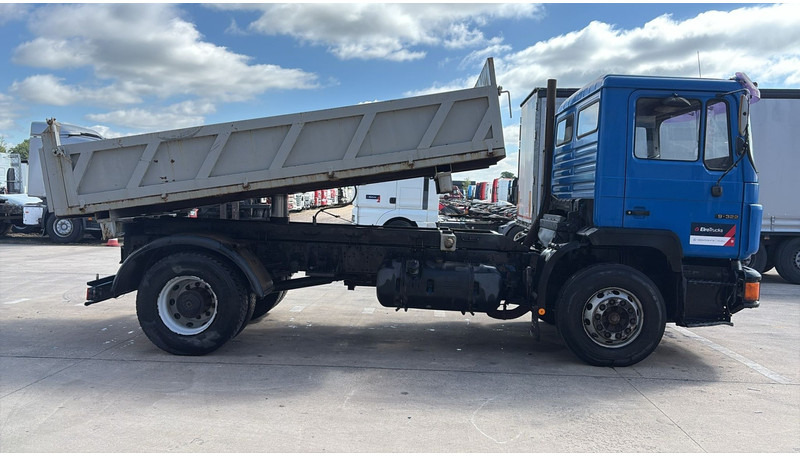 MAN 19.322 (MANUAL PUMP / STEEL SUSP. / LAMES / POMPE MANUELLE / BIG AXLE / GRAND PONT) - Caminhão basculante: foto 4 MAN 19.322 (MANUAL PUMP / STEEL SUSP. / LAMES / POMPE MANUELLE / BIG AXLE / GRAND PONT) - Caminhão basculante: foto 4