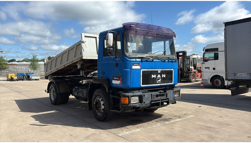 MAN 19.322 (MANUAL PUMP / STEEL SUSP. / LAMES / POMPE MANUELLE / BIG AXLE / GRAND PONT) - Caminhão basculante: foto 3 MAN 19.322 (MANUAL PUMP / STEEL SUSP. / LAMES / POMPE MANUELLE / BIG AXLE / GRAND PONT) - Caminhão basculante: foto 3