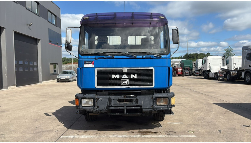 MAN 19.322 (MANUAL PUMP / STEEL SUSP. / LAMES / POMPE MANUELLE / BIG AXLE / GRAND PONT) - Caminhão basculante: foto 2 MAN 19.322 (MANUAL PUMP / STEEL SUSP. / LAMES / POMPE MANUELLE / BIG AXLE / GRAND PONT) - Caminhão basculante: foto 2