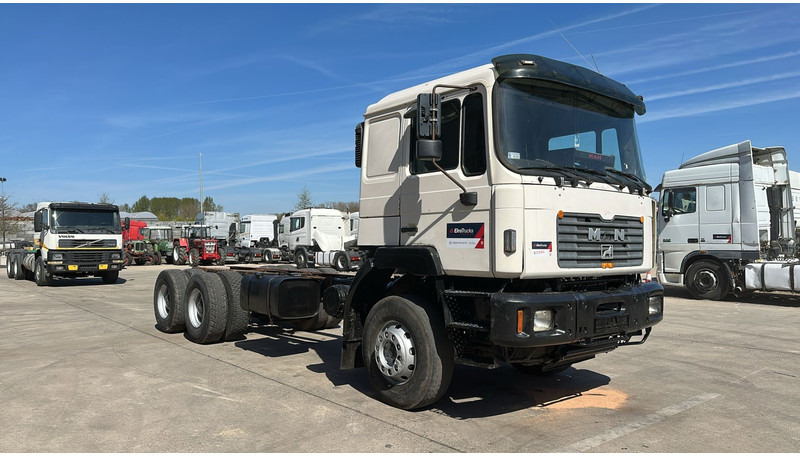 MAN 33.464 (6 CYLINDER / EURO 2 / SEMI MANUAL PUMP / BIG AXLE / STEEL SUSP. / LAMES) - Caminhão chassi: foto 3 MAN 33.464 (6 CYLINDER / EURO 2 / SEMI MANUAL PUMP / BIG AXLE / STEEL SUSP. / LAMES) - Caminhão chassi: foto 3