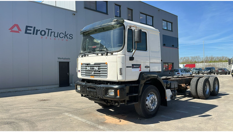 MAN 33.464 (6 CYLINDER / EURO 2 / SEMI MANUAL PUMP / BIG AXLE / STEEL SUSP. / LAMES) - Caminhão chassi: foto 1 MAN 33.464 (6 CYLINDER / EURO 2 / SEMI MANUAL PUMP / BIG AXLE / STEEL SUSP. / LAMES) - Caminhão chassi: foto 1