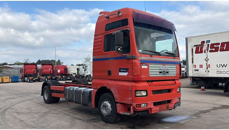 MAN TGA 18.410 (POMPE MANUELLE / MANUAL PUMP / BOITE MANUELLE / MANUAL GEARBOX) - Caminhão chassi: foto 3 MAN TGA 18.410 (POMPE MANUELLE / MANUAL PUMP / BOITE MANUELLE / MANUAL GEARBOX) - Caminhão chassi: foto 3