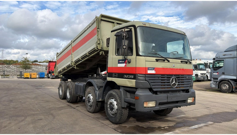 Mercedes-Benz Actros 3235 (EPS / LAMES / GRAND PONT / STEEL SUSP. / 3 PEDALES / MP1) - Caminhão basculante: foto 3 Mercedes-Benz Actros 3235 (EPS / LAMES / GRAND PONT / STEEL SUSP. / 3 PEDALES / MP1) - Caminhão basculante: foto 3
