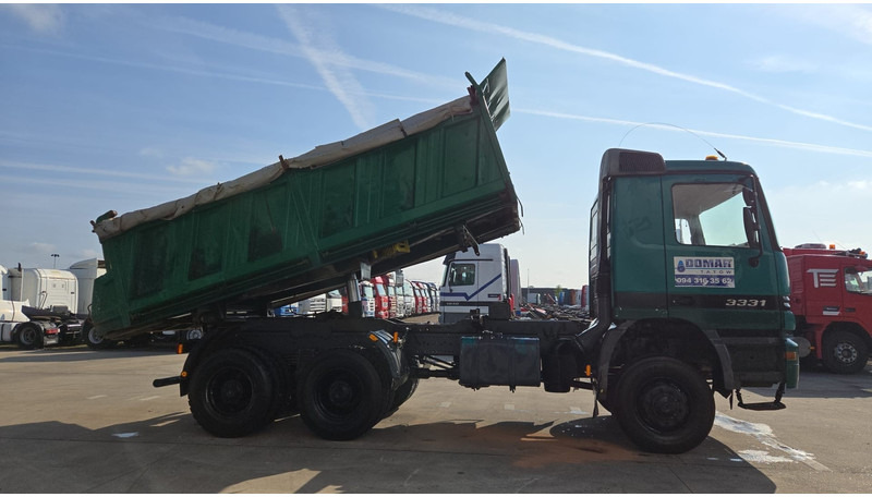 Mercedes-Benz Actros 3331 (BOITE MANUELLE / 6X6 / LAMES / GRAND PONT / V6) - Caminhão basculante: foto 4 Mercedes-Benz Actros 3331 (BOITE MANUELLE / 6X6 / LAMES / GRAND PONT / V6) - Caminhão basculante: foto 4