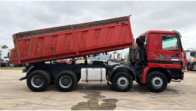 Mercedes-Benz Actros 4143 (GRAND PONT / BOITE MANUELLE / LAMES / 8X4 / STEEL SUSP.) - Caminhão basculante: foto 4 Mercedes-Benz Actros 4143 (GRAND PONT / BOITE MANUELLE / LAMES / 8X4 / STEEL SUSP.) - Caminhão basculante: foto 4
